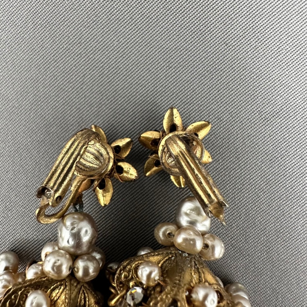 Vintage 80s Faux Pearl Gold Tone Tiered Gatsby Chandelier Clip On Earrings - Picture 5 of 7